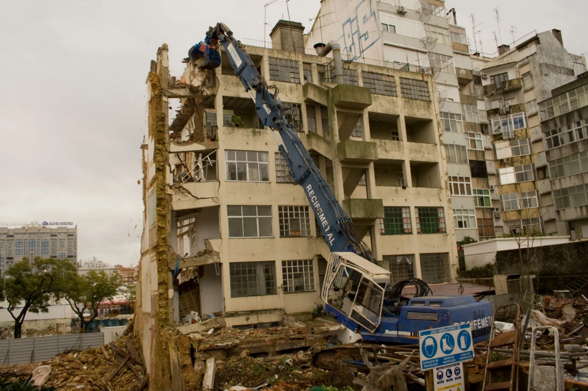 Incendio FMR, Balcones de pedras Lisboa (2016), Incendio Lumiar, Demolición 5 de octubre