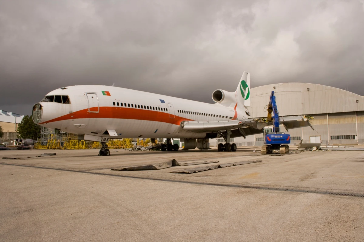 Desmantelamento de Aeronave Lockeed TMX no Aeroporto de Internacional de Lisboa